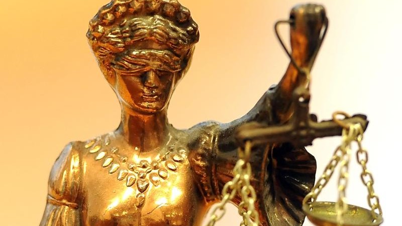Eine goldfarbene Justitia-Figur. Foto: Britta Pedersen/ZB/dpa/Symbolbild (Foto: dpa)